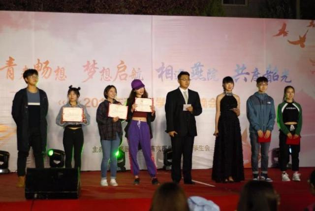 20181112154200788883003642.jpg 迎新晚会_20181112103408.jpg